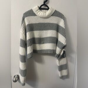 Ardene cropped sweater grey and white